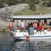 Gruppe auf Boot bei Strandfreizeit