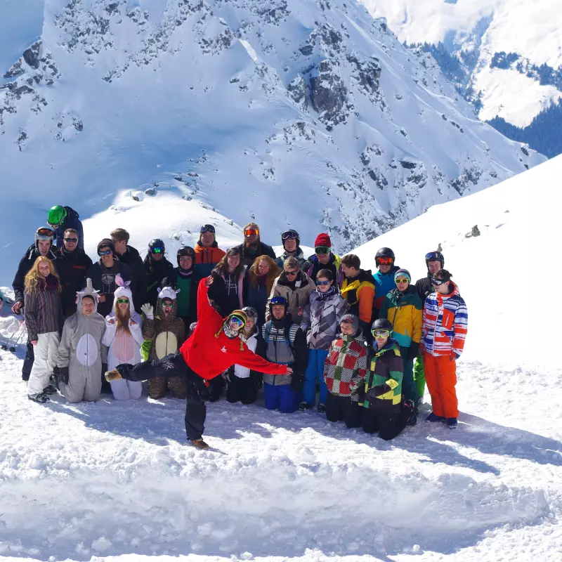 Skifreizeit Sörenberg Gruppenfoto im Schnee