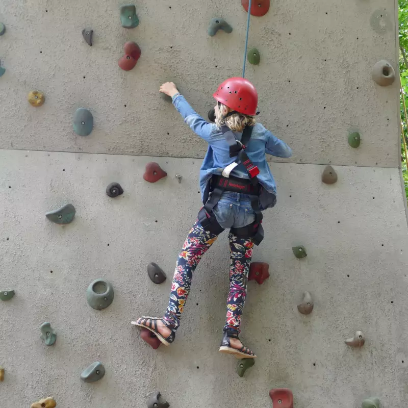 Mädchen am Kletterturm