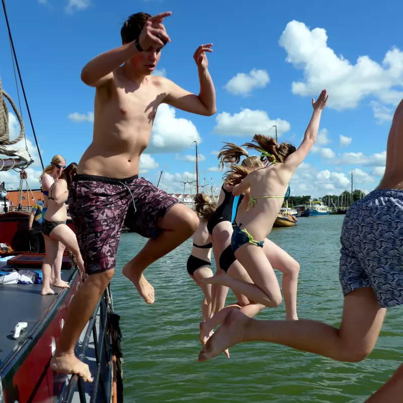 Jugendwerk Württemberg Segeln und Inselleben Sprung vom Boot
