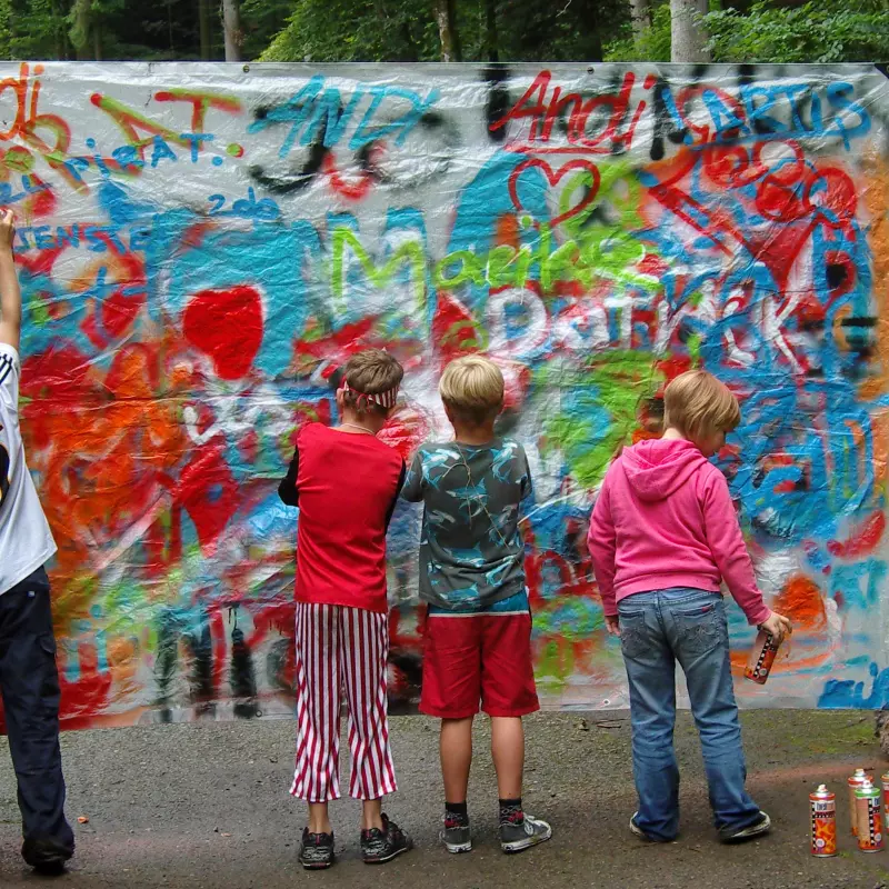 Kinder beim Bild malen auf Ferienfreizeit
