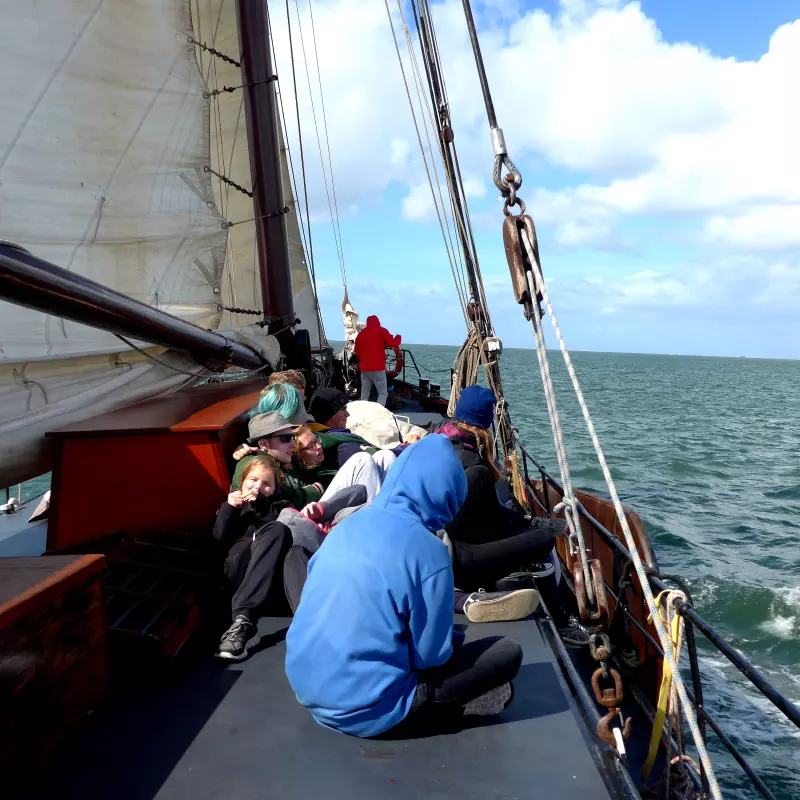 Jugendwerk Württemberg Segeln und Inselleben Gruppe auf Segelboot