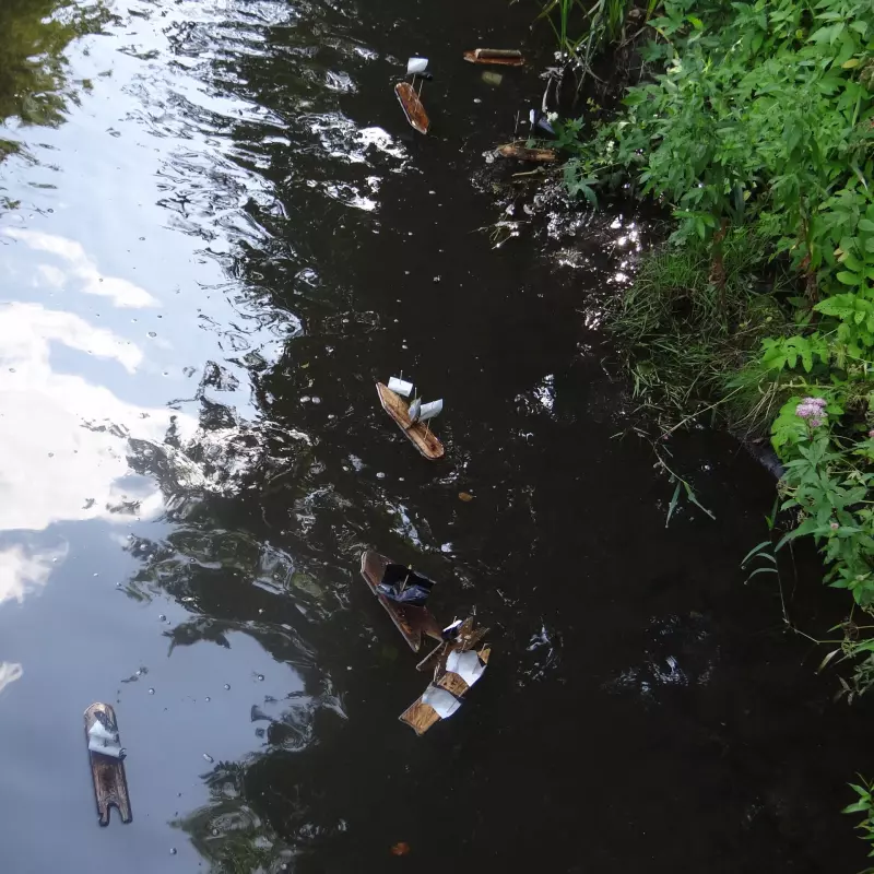 Boote fahren lassen