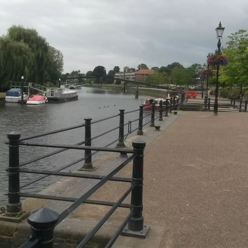 sprachreise-london-promennade-an-der-themse-bei-twickenham.jpg