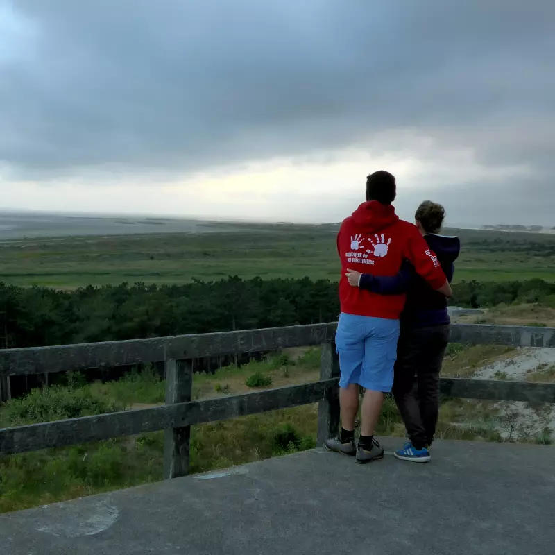 Jugendwerk Württemberg Segeln und Inselleben Pärchen vor Landschaft