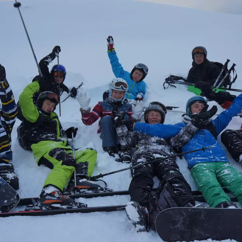 Skifreizeit Sörenberg Gruppe im Schnee