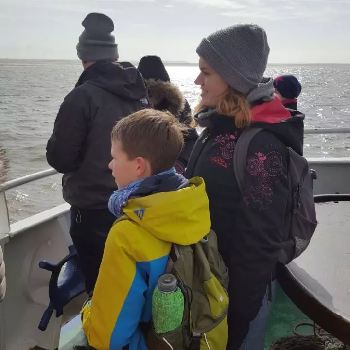 Ferienfreizeit - Kind und Betreuerin auf einem Schiff