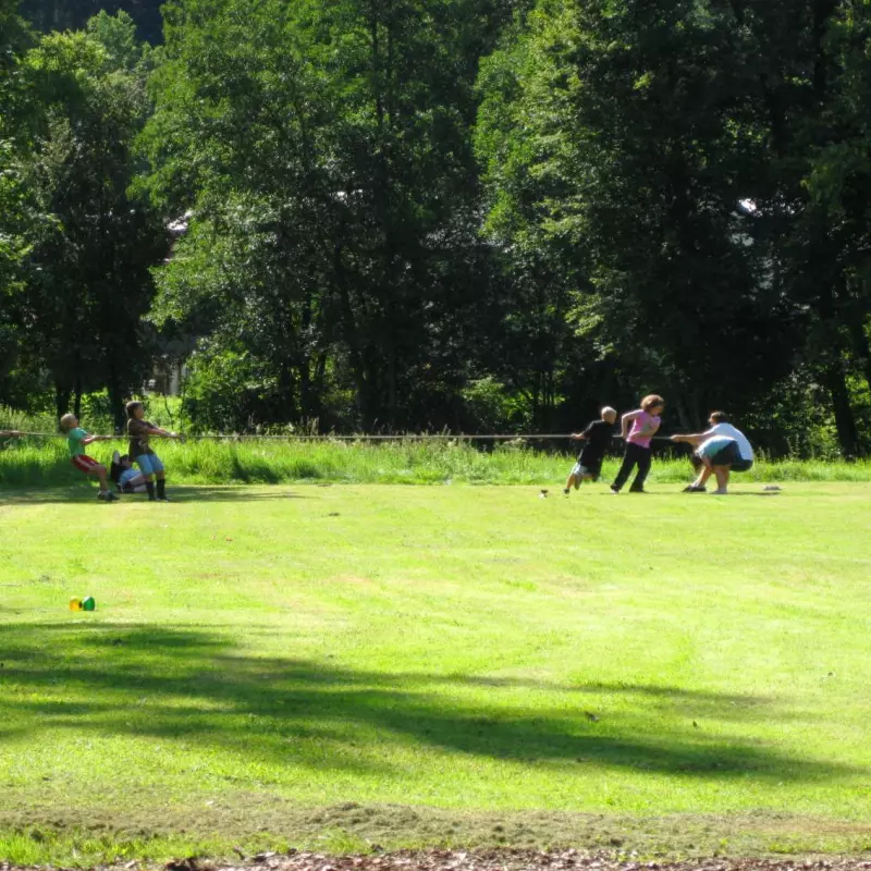 Jugendreise in den Schwarzwald Gruppe auf Wiese