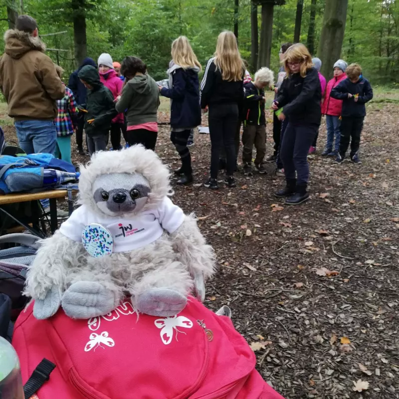 Fauli mit Gruppe im Hintergrund