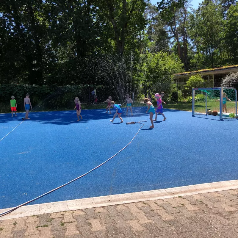 Kinder beim Wasserspielen