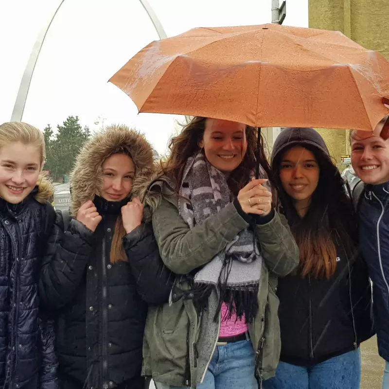 Sprachreise Bournemouth-Gruppenbild mit Schirm