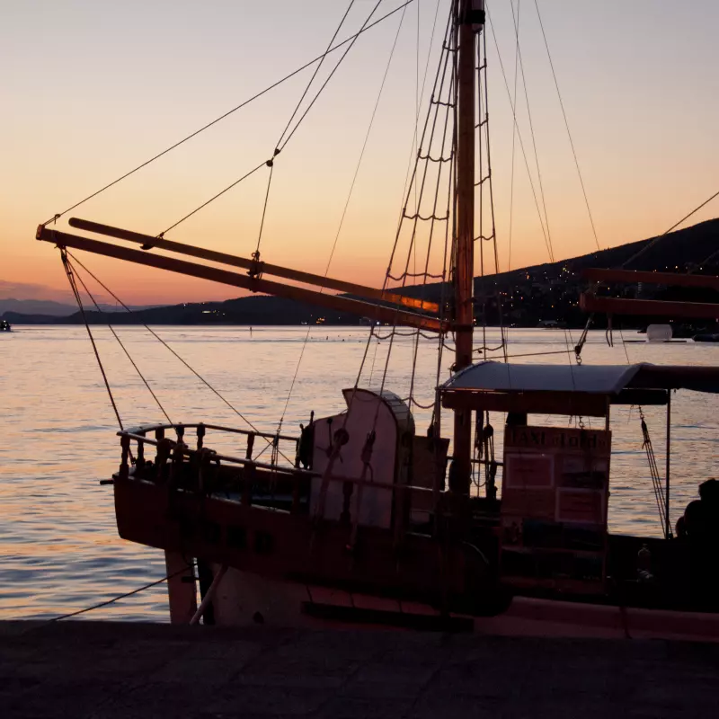 Boot im sonneuntergang bei Jugendreise Kroatien