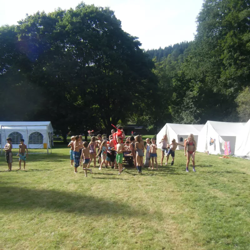 Jugendwerk Württemberg Kinderzeltlager Altensteig Gruppe vor Zelten