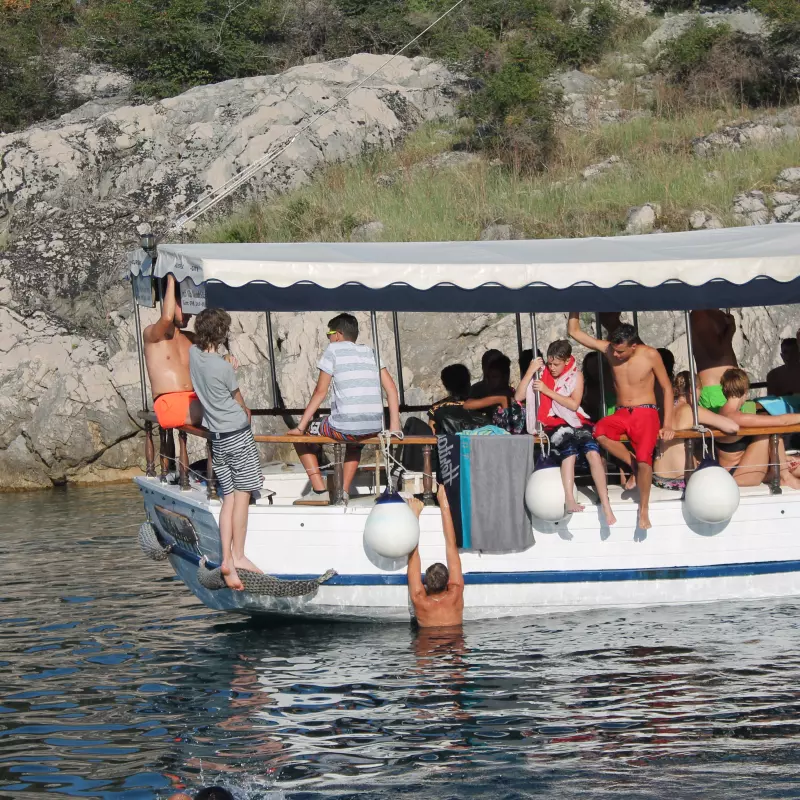 Gruppe auf Boot bei Strandfreizeit