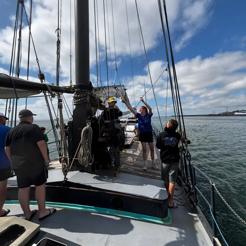 Jugendliche beim Segeln