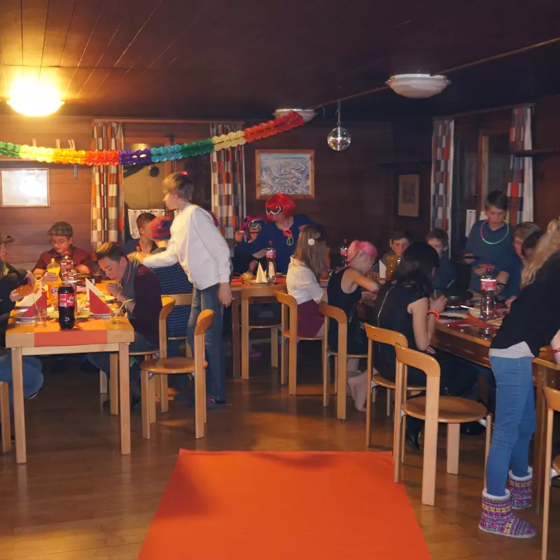 Skifreizeit Sörenberg Gruppe in der Hütte