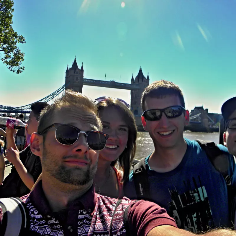Jugendwerk Württemberg Sprachreise London Gruppe vor Tower Bridge