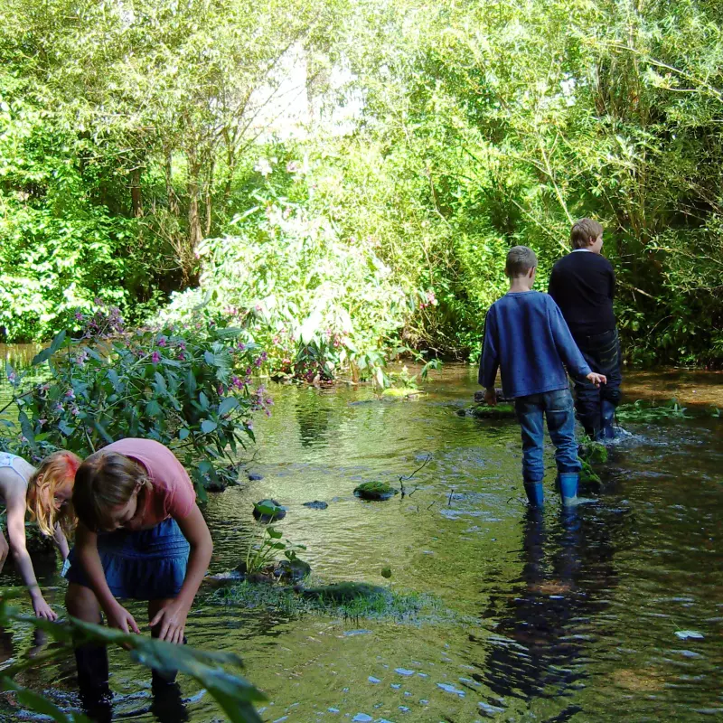 Jugendreise am Bach