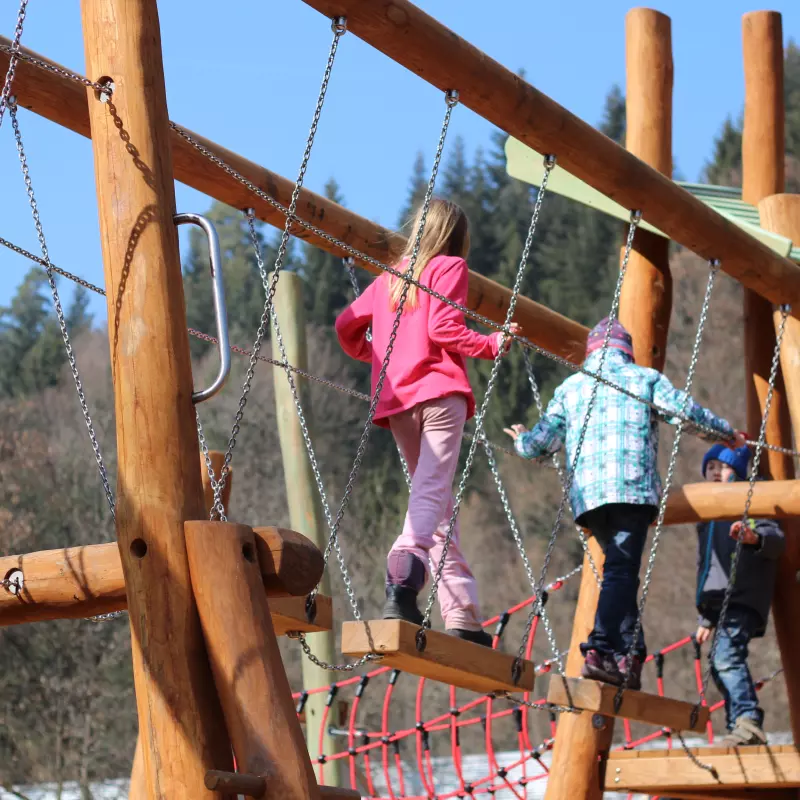 Jugendwerk der AWO Württemberg Kinderwinter Klettergerüst