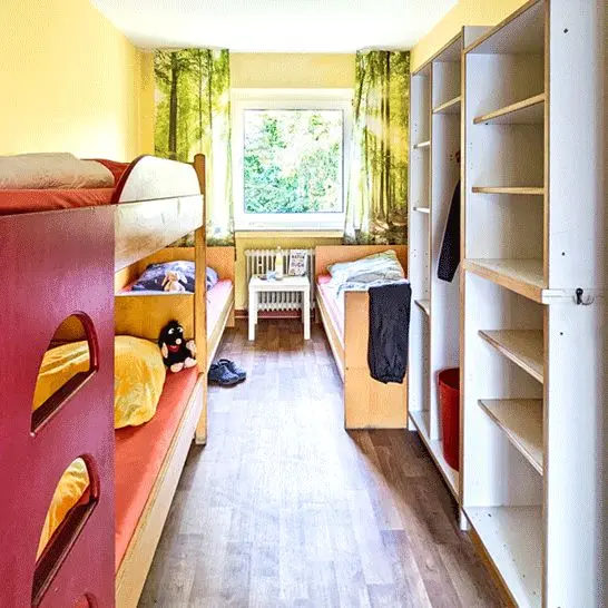 Schlafzimmer mir vier Betten und Schränken