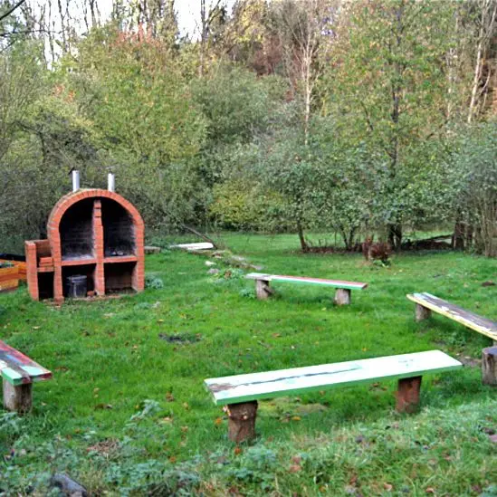 Sitzkreis auf Wiese mit Bänken