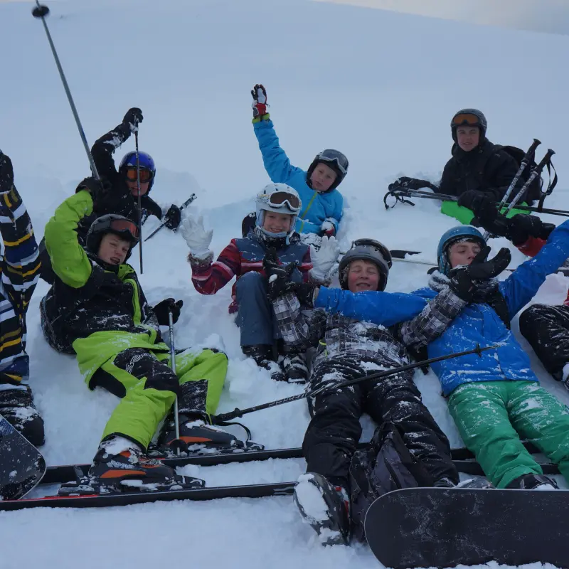 Skifreizeit Sörenberg Gruppe im Schnee