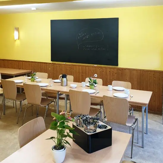 Speisesaal mit Tischen und Stühlen
