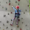 Mädchen am Kletterturm