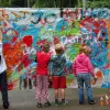 Kinder beim Bild malen auf Ferienfreizeit